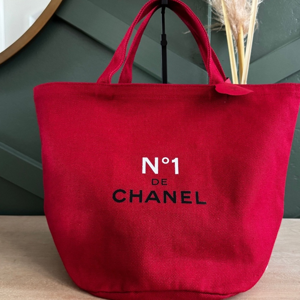 CHANEL Red No.1 De Tote